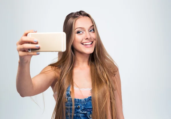 Mujer alegre haciendo foto selfie en el teléfono inteligente —  Fotos de Stock