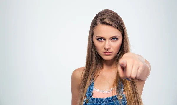 カメラで指を指す若い女性 — ストック写真