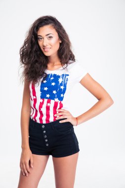 Gülümseyen genç bir kadının portresi 