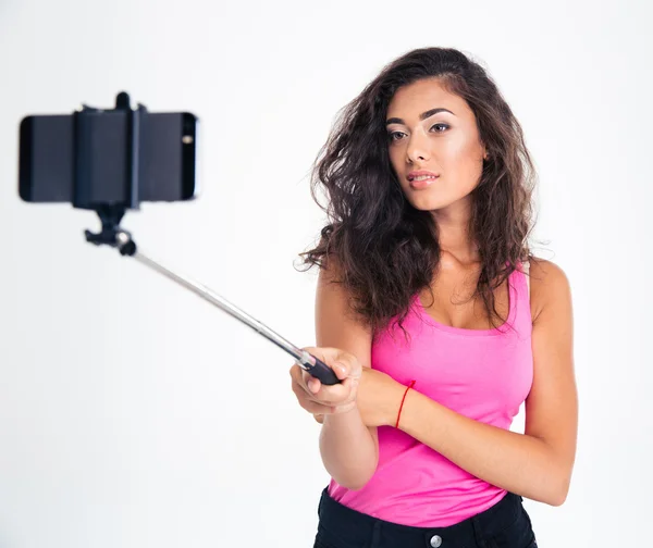 Mujer haciendo foto selfie en smartphone con palo — Foto de Stock