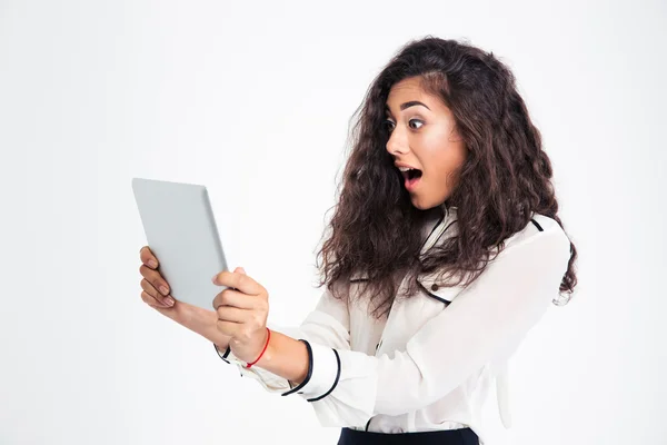 Überraschte Geschäftsfrau schaut auf Tablet-Computer — Stockfoto