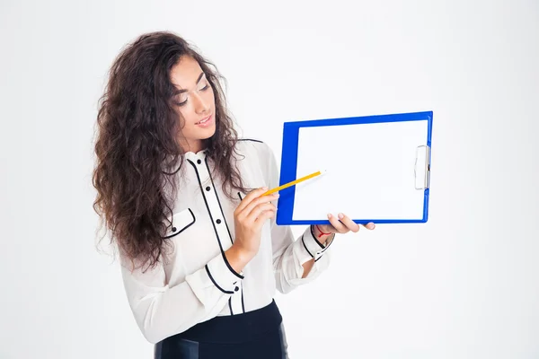 Femme d'affaires présentant quelque chose sur presse-papiers — Photo