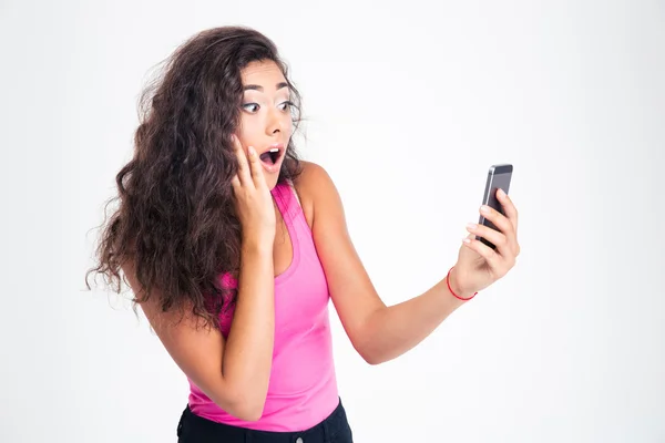 Femme surprise regardant sur smartphone — Photo