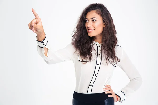 Lächelnde schöne Geschäftsfrau zeigt mit dem Finger weg — Stockfoto