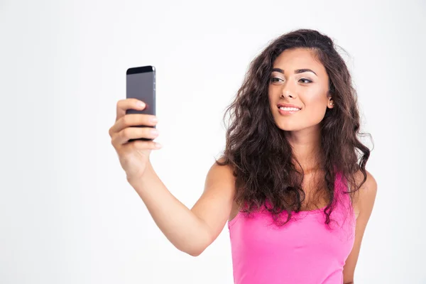 Mujer haciendo foto selfie en el teléfono inteligente — Foto de Stock