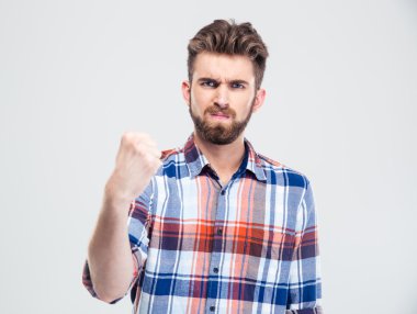 Ciddi adam gösteren yumruk kamera 