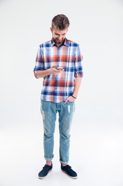 Akıllı telefon kullanan yakışıklı adam 