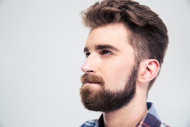 Closeup bakacak düşünceli bir adam portresi
