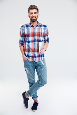 Mutlu adam tablet bilgisayar ile ayakta