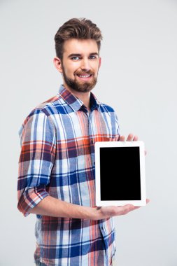 Adam gösteren boş tablet bilgisayar ekranı 