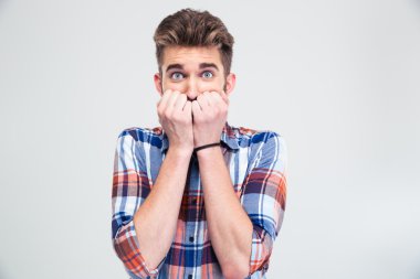 Kameraya bakarak korkmuş bir genç adam portresi 