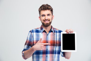 Adam boş tablet bilgisayar ekranındaki parmak işaret