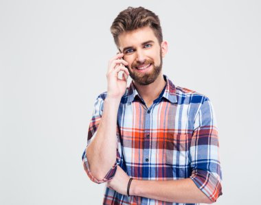 Telefonda konuşan mutlu adam.