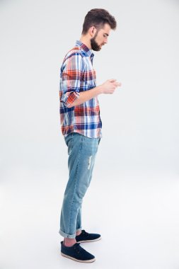 Yan görünümü smartphone kullanan bir adam portresi