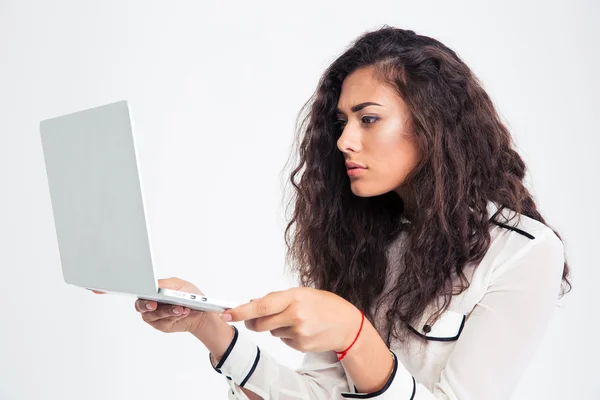 Affärskvinna tittar på laptop — Stockfoto