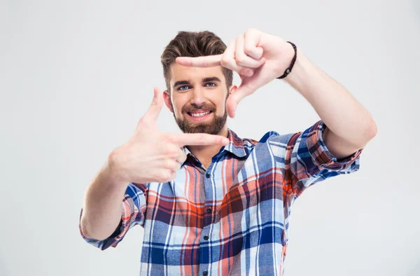 Feliz joven haciendo marco con los dedos — Foto de Stock