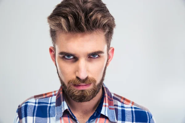 Retrato de homem zangado olhando para a câmera — Fotografia de Stock