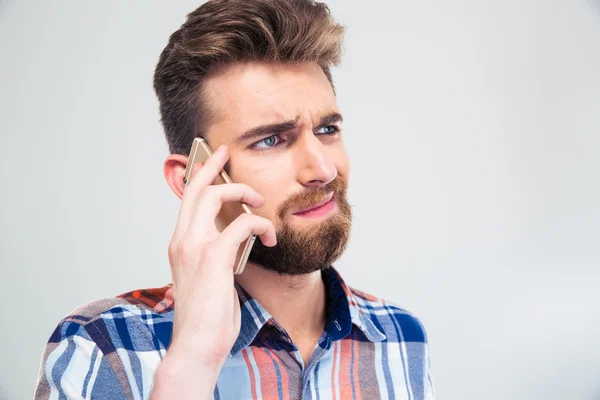 Casual jongeman praten aan de telefoon — Stockfoto