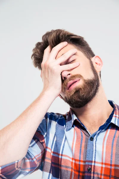 Portret van trieste man die betrekking hebben op zijn gezicht met hand — Stockfoto