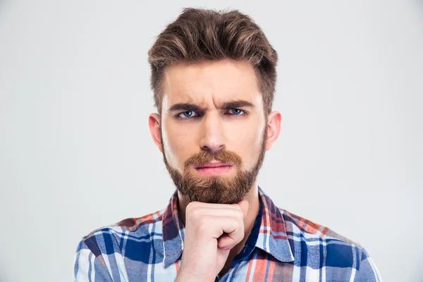 Retrato de un hombre reflexivo mirando la cámara —  Fotos de Stock