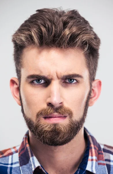 Retrato de primer plano de un hombre serio mirando la cámara —  Fotos de Stock