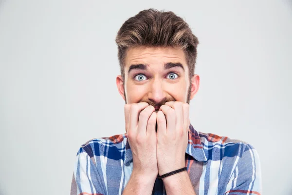 Ritratto di un uomo spaventato che guarda la macchina fotografica — Foto Stock