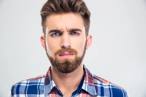 Knappe man met baard camera kijken — Stockfoto