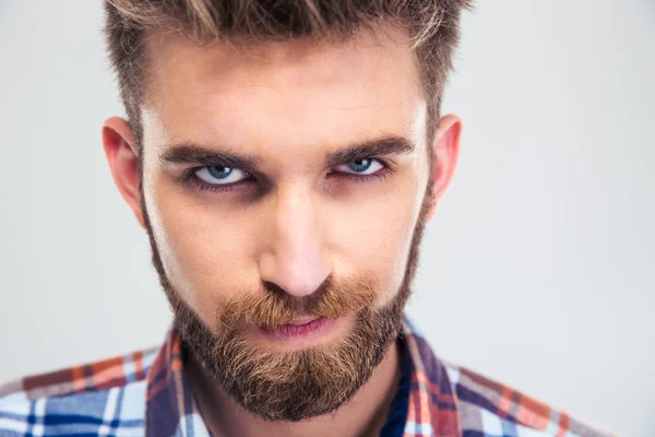 Retrato de um homem bonito olhando para a câmera — Fotografia de Stock