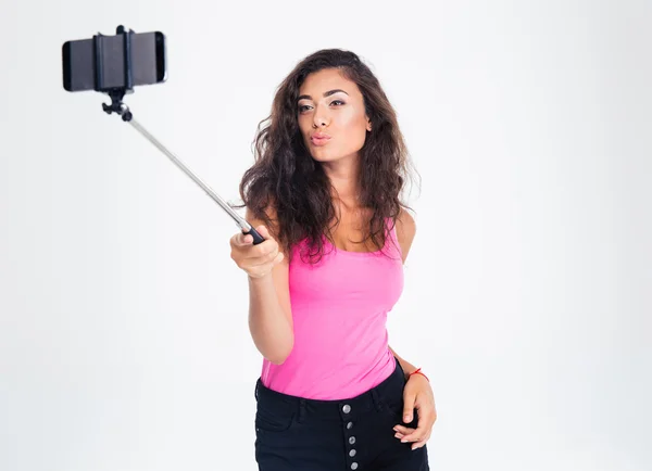 Mujer haciendo foto selfie en smartphone con palo — Foto de Stock