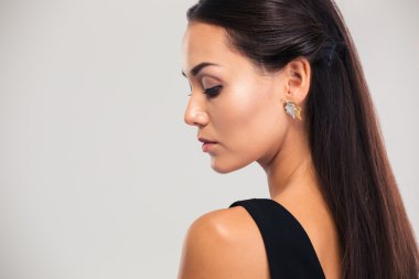 Yan görünüm portre sevimli bir kadın modeli 