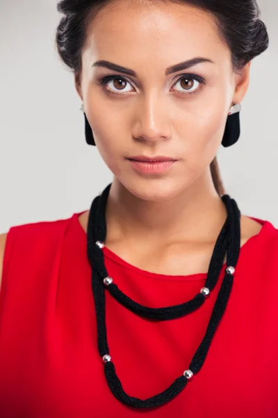 Retrato de uma bela menina no vestido vermelho — Fotografia de Stock