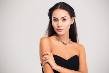 Güzel genç kız beyaz poz