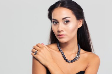 Kameraya bakarak çekici genç kadın