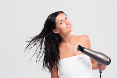 Genç ve güzel kadın saçını kurutma havlu