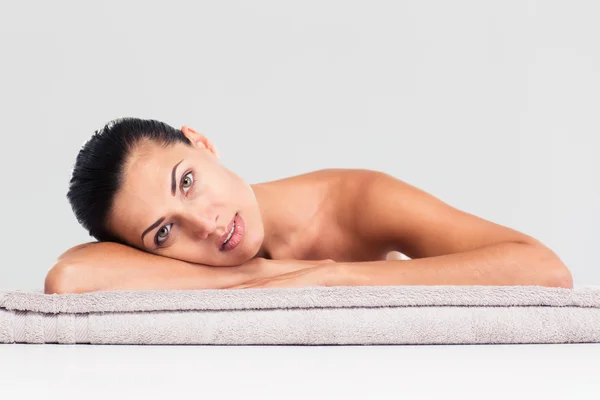Schöne Frau auf Massagesessel liegend — Stockfoto