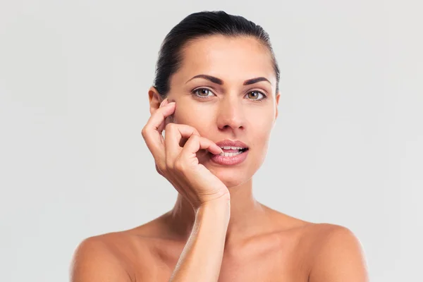 Retrato de belleza de mujer atractiva con piel fresca — Foto de Stock