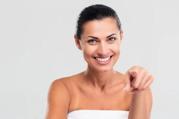 Mujer sonriente en toalla apuntando con el dedo a la cámara —  Fotos de Stock