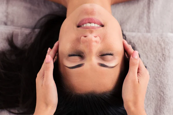 Frau mit Massage im Gesicht — Stockfoto