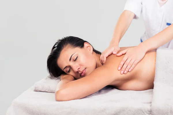 Vrouw liggend op massage ligstoel — Stockfoto