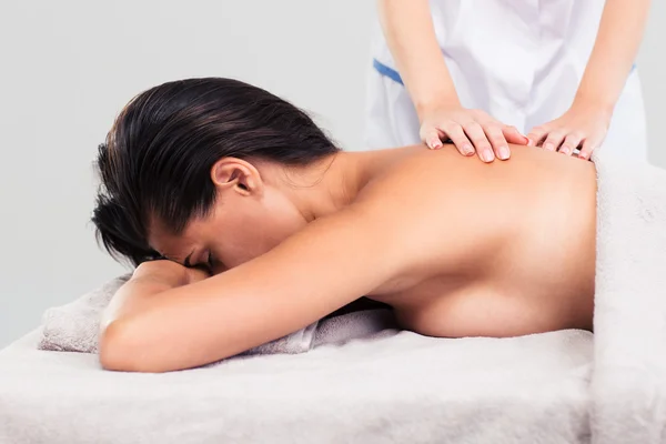 Масажистка робить масаж на жіночому тілі — стокове фото