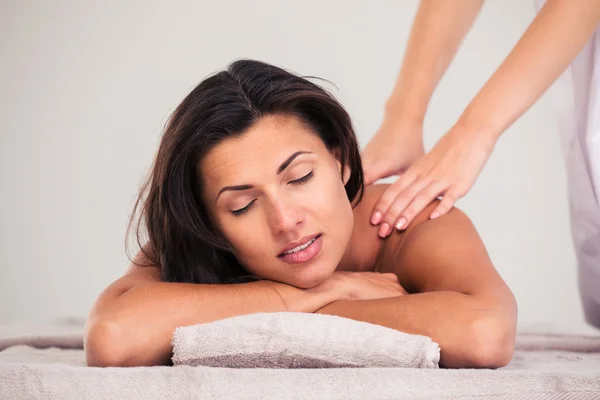 Massagista fazendo massagem na mulher — Fotografia de Stock