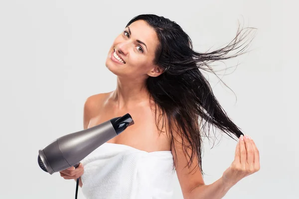 Lachende vrouw in handdoek drogen haar haren — Stockfoto