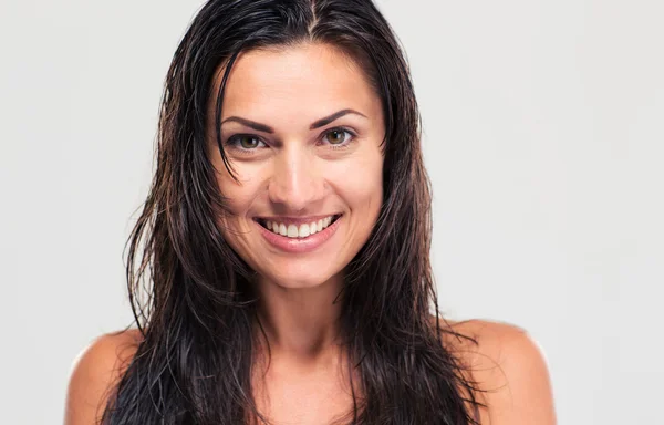 Retrato de uma mulher sorridente com cabelo molhado — Fotografia de Stock