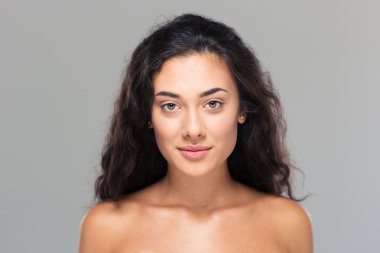 Taze cilt ile büyüleyici bir kız Güzellik Portresi