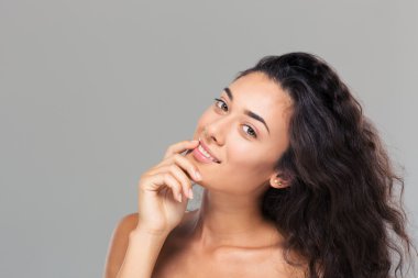 Kameraya bakarak mutlu sevimli kadın