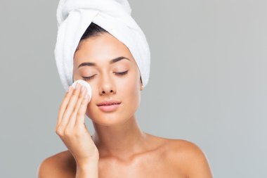 Holding kafa havluya kadınla disk pamuk