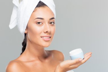 Holding krem kavanoz kafa havluya kadınla