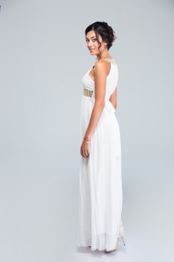 Gülümseyen çekici kadın elbiseyle poz