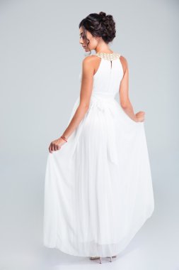 Genç gelin portresi arkadan görünüm 