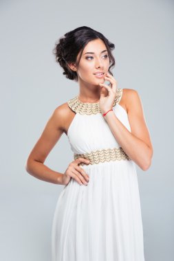 Mutlu düşünceli kadın moda elbise